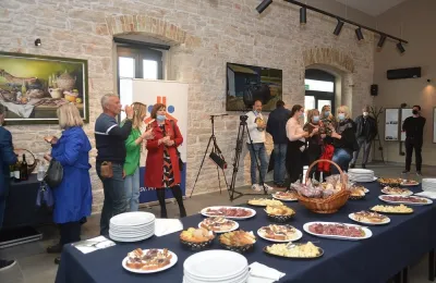 kuća-od-kobasica-16